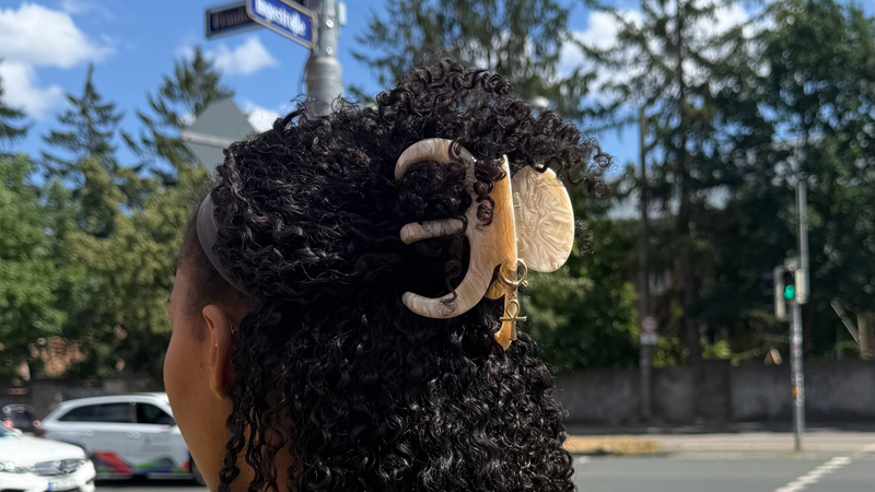 Haarklammer für Locken & Afro-Haar: Darauf kommt es an